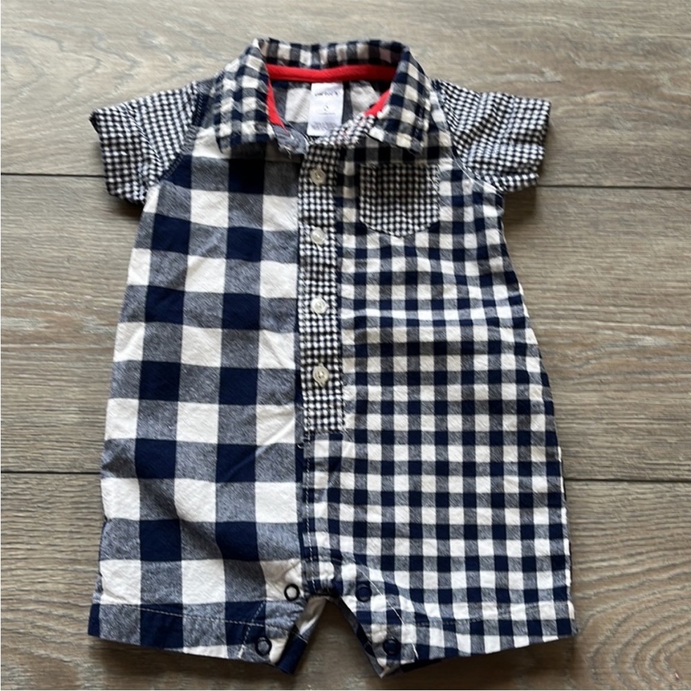 EUC Carters, short sleeve one piece. snaps in crotch. Size 6 months. Plaid print
